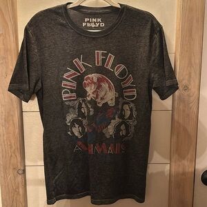 Pink Floyd t-shirt size small 
Fits men’s small or Women’s medium